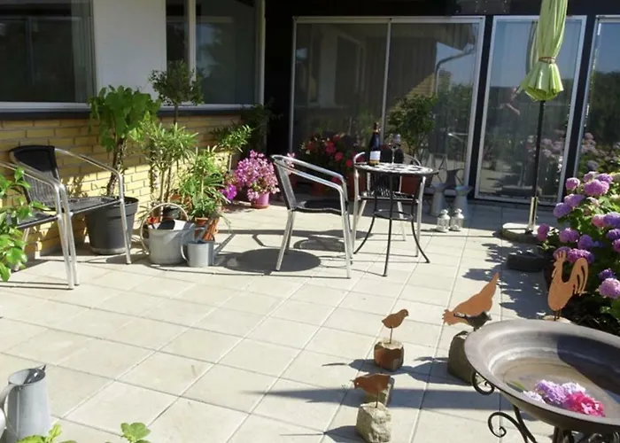 2 rooms, private kitchen, bathroom,&garden.